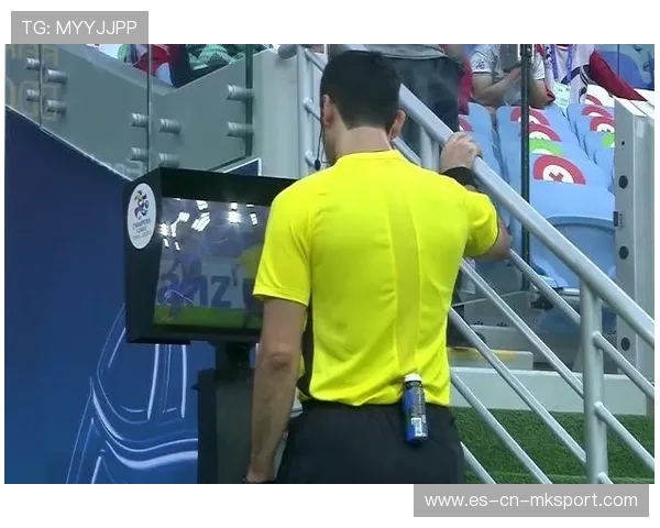 河南队周大地弧顶做球，队友跟进抽射击中门柱